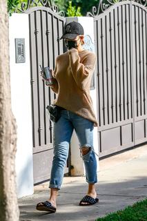 Chrissy Teigen feet photo thumbnail