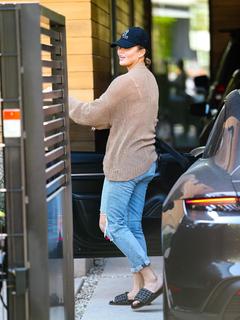 Chrissy Teigen feet photo thumbnail