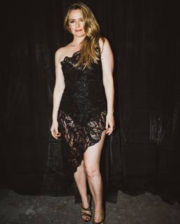 Alicia Silverstone feet photo thumbnail