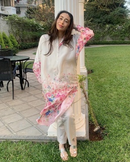 Karisma Kapoor feet photo thumbnail