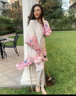 Karisma Kapoor feet photo thumbnail