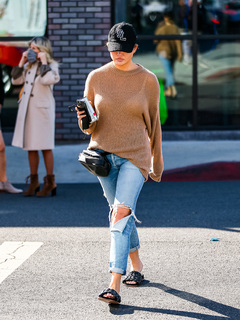 Chrissy Teigen feet photo thumbnail