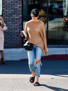 Chrissy Teigen feet photo thumbnail