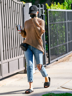 Chrissy Teigen feet photo thumbnail