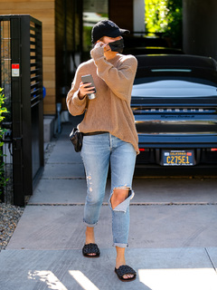 Chrissy Teigen feet photo thumbnail