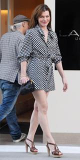 Milla Jovovich feet photo thumbnail