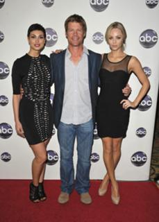 Morena Baccarin feet photo thumbnail