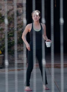 Kaley Cuoco feet photo thumbnail
