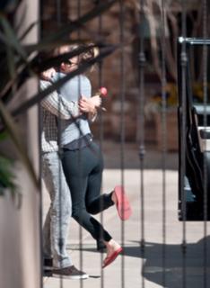 Kaley Cuoco feet photo thumbnail