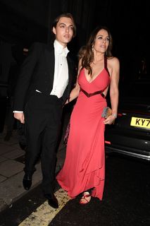 Elizabeth Hurley feet photo thumbnail