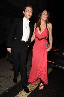 Elizabeth Hurley feet photo thumbnail