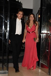Elizabeth Hurley feet photo thumbnail