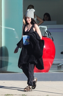 Megan Fox feet photo thumbnail