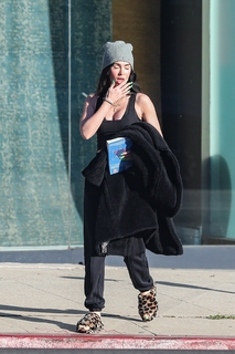 Megan Fox feet photo thumbnail