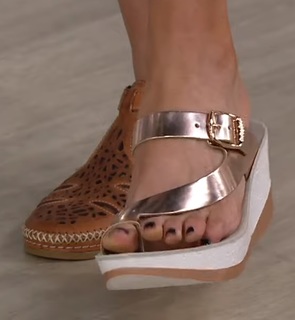 Courtney Khondabi feet photo thumbnail
