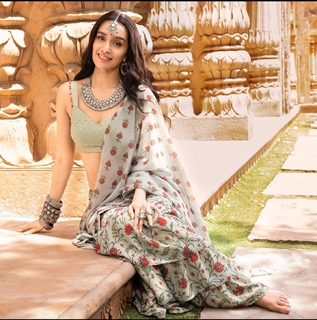 Shraddha Kapoor feet photo thumbnail