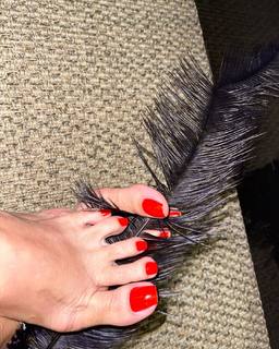 Karin Klemp feet photo thumbnail