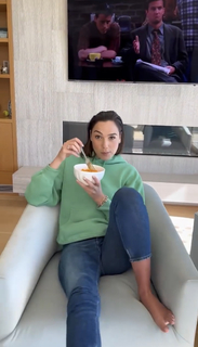 Gal Gadot feet photo thumbnail