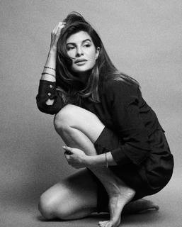 Jacqueline Fernandez feet photo thumbnail