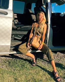 Nicole Neumann feet photo thumbnail