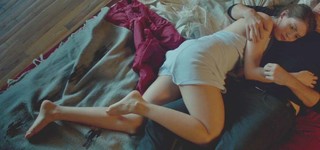 Alison Brie feet photo thumbnail