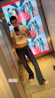 Elisabetta Canalis feet photo thumbnail