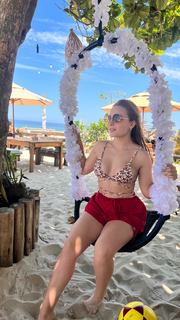 Larissa Manoela feet photo thumbnail