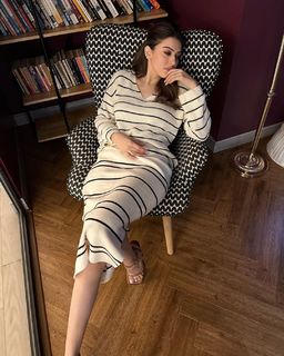 Hansika Motwani feet photo thumbnail