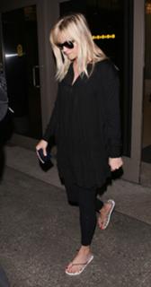 Reese Witherspoon feet photo thumbnail
