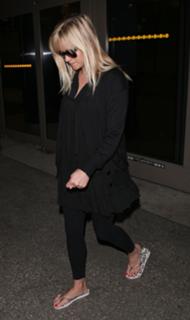 Reese Witherspoon feet photo thumbnail