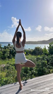 Alessandra Ambrosio feet photo thumbnail