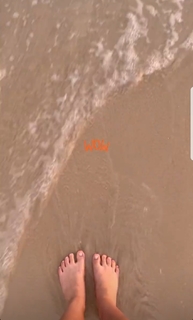 Larissa Manoela feet photo thumbnail