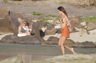 Alessandra Ambrosio feet photo thumbnail
