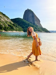 Larissa Manoela feet photo thumbnail