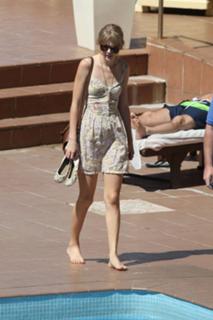 Taylor Swift feet photo thumbnail