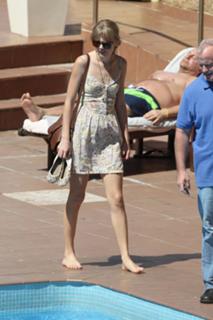 Taylor Swift feet photo thumbnail