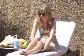 Taylor Swift feet photo thumbnail
