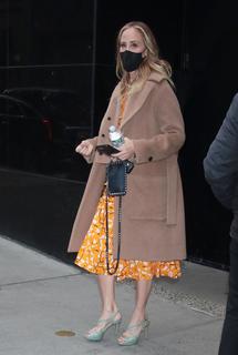 Kim Raver feet photo thumbnail