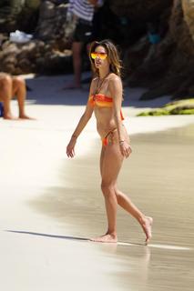Alessandra Ambrosio feet photo thumbnail