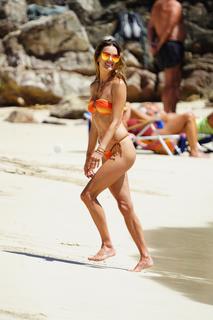 Alessandra Ambrosio feet photo thumbnail