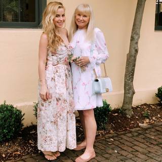 Tara Lipinski feet photo thumbnail