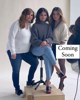 Selena Gomez feet photo thumbnail
