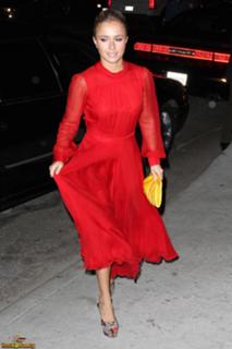 Hayden Panettiere feet photo thumbnail