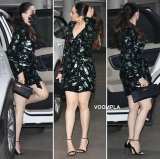 Karisma Kapoor feet photo thumbnail