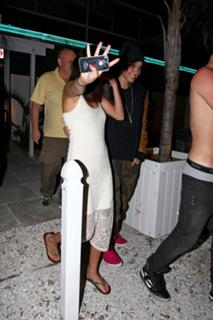 Selena Gomez feet photo thumbnail