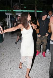 Selena Gomez feet photo thumbnail