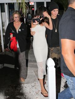 Selena Gomez feet photo thumbnail