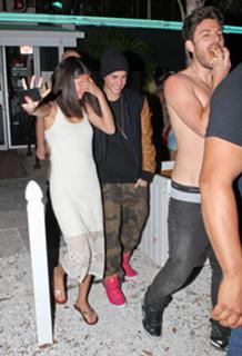 Selena Gomez feet photo thumbnail