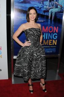 Emily Blunt feet photo thumbnail