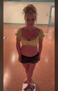 Britney Spears feet photo thumbnail